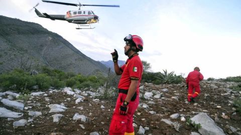 Como la nave en la cual viajaba Jenni Rivera quedó hecha pedazos, la investigación se hace más complicada.