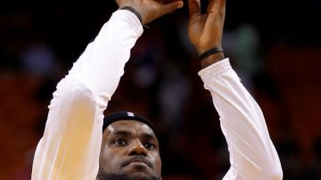 LeBron James, del Heat de Miami, es visto en una práctica del equipo, que no ha tenido un gran arranque.