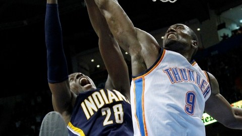 Serge Ibaka (9), del Thunder,  pelea una pelota con  Ian Mahinmi.