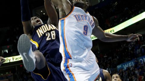 Serge Ibaka (9), del Thunder,  pelea una pelota con  Ian Mahinmi.