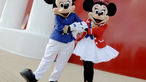 Capitán Mickey y primera azafata Minnie junto al crucero Disney Fantasy.