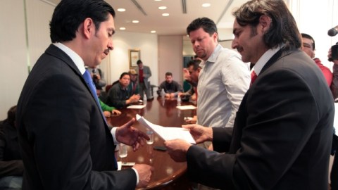 El actual cónsul de México en Los Ángeles, David Figueroa (izq.) atiende a conacionales.