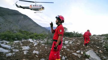 Autoridades federales y de protección civil observan el sitio donde cayó la aeronave donde viajaba la cantante méxico-estadounidense Jenni Rivera.