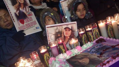 Seguidores de la cantante Jenni Rivera la recordaron cantando sus corridos en La Villita.