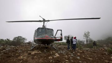 Un helicóptero de rescate llega al sitio del accidente cerca de Monterrey.
