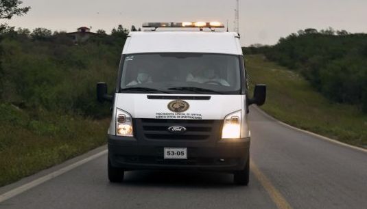 Los restos de las personas que viajaban en el LearJet accidentado en la sierra fueron trasladados por un vehículo del Servicio Médico Forense