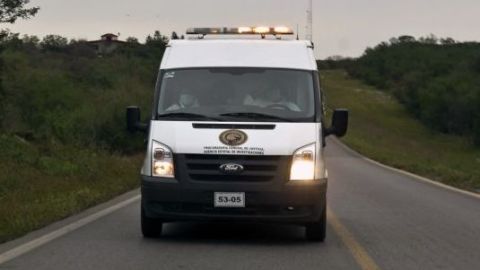 Los restos de las personas que viajaban en el LearJet accidentado en la sierra fueron trasladados por un vehículo del Servicio Médico Forense