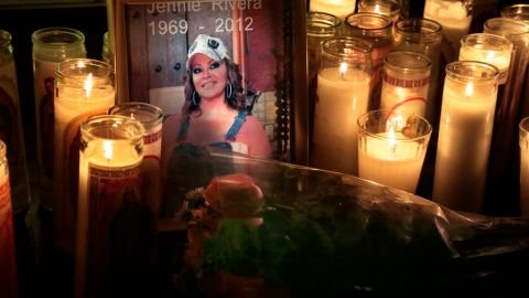 Decenas de fans y reporteros se han apostado frente a la casa de los padres de la cantante Jenni Rivera, en una zona residencial de Lakewood, en California.
