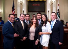 Jenni Rivera y miembros latinos de la legislatura de California.