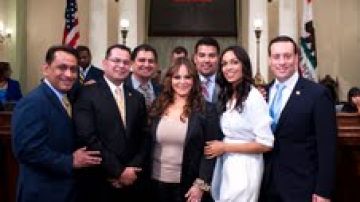 Jenni Rivera y miembros latinos de la legislatura de California.