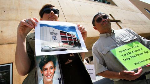 Supuestas víctimas  alegan que un maestro abusó sexualmente de ellos y que las autoridades eclesiasticas lo sabían.