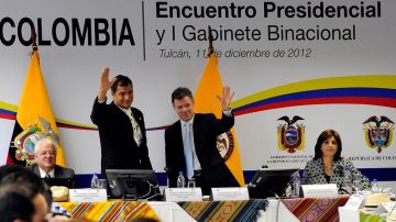Correa y Santos analizan problemas comunes en el Encuentro Binacional Ecuador-Colombia.