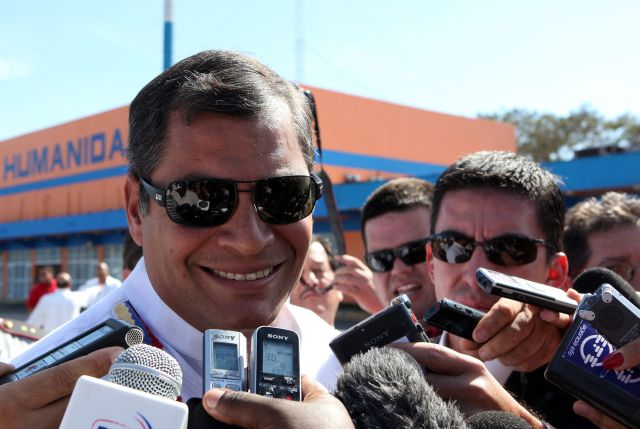 El presidente de Ecuador, Rafael Correa, habla ante la prensa a su llegada ayer a La Habana (Cuba), para visitar a su homólogo venezolano, Hugo Chávez.