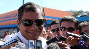 El presidente de Ecuador, Rafael Correa, habla ante la prensa a su llegada ayer a La Habana (Cuba), para visitar a su homólogo venezolano, Hugo Chávez.