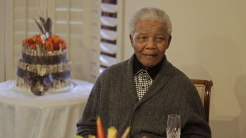 Mandela, de 94 años, ha estado hospitalizado desde el sábado para someterse a exámenes médicos en el Hospital Militar No. 1 cerca de Pretoria, la capital de Sudáfrica.