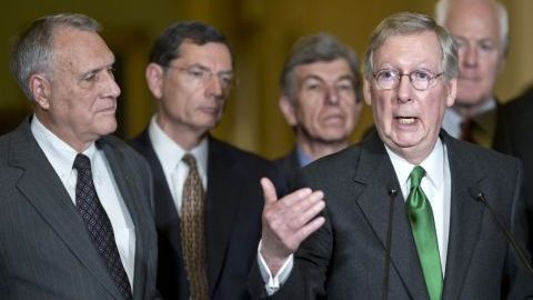 El líder de la minoría republicana del Senado de Estados Unidos, quien representa al estado de Kentucky, Mitch McConnell (c), habla sobre el fiscal Cliff durante una conferencia de prensa en el Capitolio de EE.UU. en Washington DC.