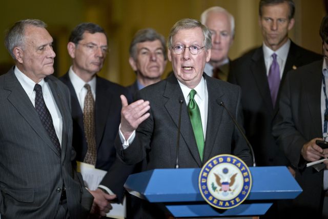 El líder de la minoría republicana del Senado de Estados Unidos, quien representa al estado de Kentucky, Mitch McConnell (c), habla sobre el fiscal Cliff durante una conferencia de prensa en el Capitolio de EE.UU. en Washington DC.