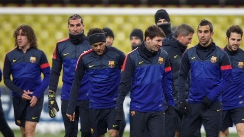 El equipo 'culé' quedó listo para visitar hoy al Córdoba, partido en el que Lio Messi (al centro) buscará seguir 'engordando' su cuenta de goles.