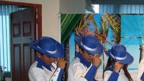 Los integrantes de La Banda El Salvador, luciendo sus uniformes azules y blancos, se alistan para viajar para participar en  el popular desfile angelino.  .