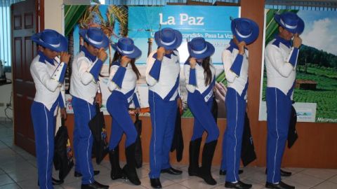 Los integrantes de La Banda El Salvador, luciendo sus uniformes azules y blancos, se alistan para viajar para participar en  el popular desfile angelino.  .