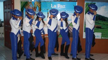 Los integrantes de La Banda El Salvador, luciendo sus uniformes azules y blancos, se alistan para viajar para participar en  el popular desfile angelino.  .