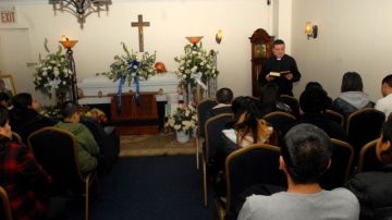 Familiares y amigos de Jesús Gonzales se congregaron en la Funeraria First Avenue Service para darle el último adiós.