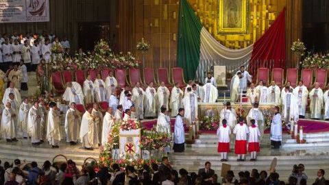 La celebración del día de la “Morenita” del cerro Tepeyac comenzó en el primer minuto del 12 de diciembre, cuando miles de personas interpretaron las “mañanitas”, el feliz cumpleaños en México, a la patrona de América Latina durante una misa.
