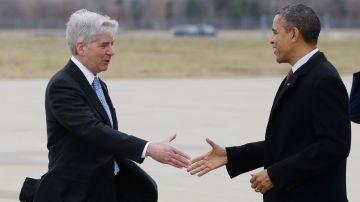 Michigan reaviva debate sobre poder de sindicatos. En la foto, el gobernador Rick Snyder da la bienvenida a Barack Obama para su visita a la planta de Daimler en Redford.