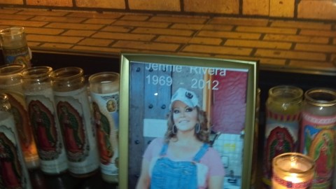Un altar con la foto de Jenni Rivera en Lynwood.
