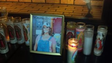 Un altar con la foto de Jenni Rivera en Lynwood.
