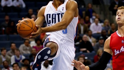 Gerald Henderson (9), de Charlotte,  intenta dar un pase ante la marca de Blake Griffin (32), de Clippers, en el juego de ayer.
