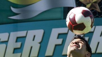 Todo un espectáculo resutló la presentación de Rafa Márquez en León
