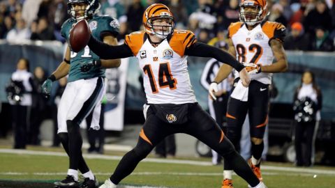 Andy Dalton lanzó un pase de touchdown y corrió para otra anotación