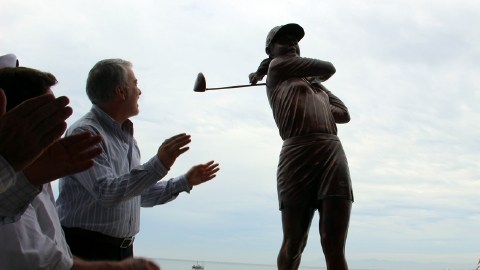 Lorena Ochoa, sonriente, posa junto a su estatua en el malecón de Puerto Vallarta acompañada de gober- nador de Jalisco, Emilio González.  La golfista tapatía se retiró de este deporte  en el 2010.