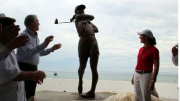 Lorena Ochoa, sonriente, posa junto a su estatua en el malecón de Puerto Vallarta acompañada de gober- nador de Jalisco, Emilio González.  La golfista tapatía se retiró de este deporte  en el 2010.