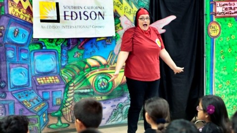 Alumnos de la escuela elemental  Corona, observan  atentos la presentación de la obra didáctica.