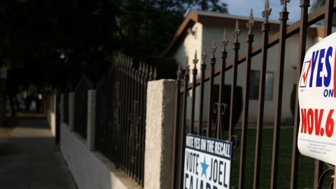 Carteles políticos en un hogar de San Fernando apoyan la destitución y la elección de uno de nueve candidatos.
