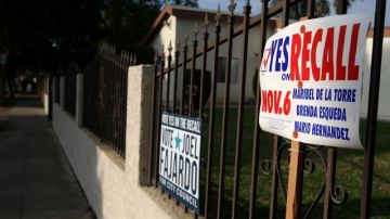 Carteles políticos en un hogar de San Fernando apoyan la destitución y la elección de uno de nueve candidatos.