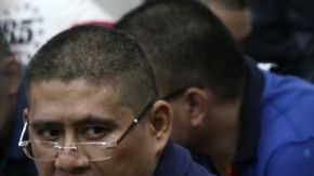 Parte del grupo de 18 falsos periodistas de Televisa, detenidos con $9.2 millones, asiste a una audiencia en los juzgados en Managua (Nicaragua).