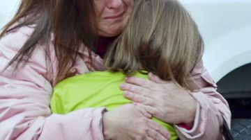 Una madre abraza a su hija tras la masacre ocurrida en la escuela primaria Sandy Hook, en Newtown, Connecticut.