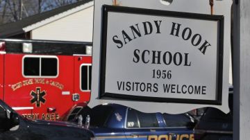 En la tragedia ocurrida hoy en la escuela  primaria en Newtown (EE.UU.) han muerto al menos 27 personas de las que 18 eran niños.