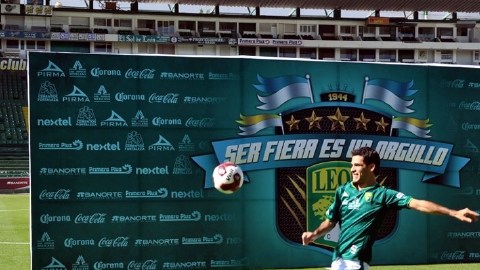 Rafael Márquez muestra   su técnica individual al dominar el balón en el Nou Camp.