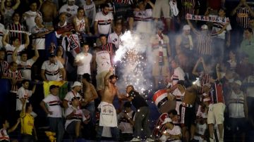 Aficionados del Sao Paulo de Brasil  durante el partido en que su equipo ganó la Copa Sudamericana tras el retiro de Tigre de Argentina.