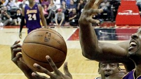 Dwight Howard (izq.) es fouleado por Kevin Seraphin, de Wizards, en la segunda mitad del partido de ayer.