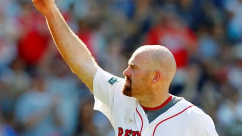 Kevin Youkilis cuando se despedía de la fanaticada en el Fenway Park de Boston. Ahora es parte del acérrimo rival de los Medias Rojas.