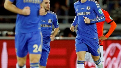 Fernando Torres (d), del  Chelsea, festeja su gol anotado al Monterrey en la semifinal del Mundial de Clubes el jueves. Mañana se enfrenta al Corinthians.