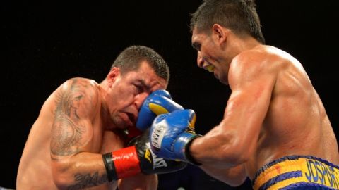 En Los Ángeles: Amir Khan logra maltratar el rostro de Carlos Molina en la contienda de anoche.