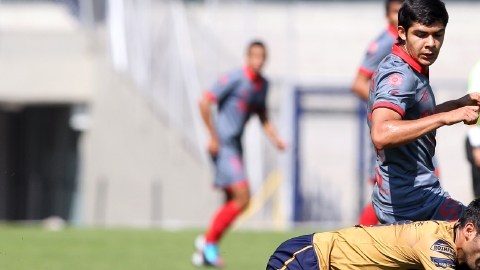 Acción del encuentro entre Pumas  y Lobos BUAP celebrado en el Estadio Olímpico de CU.
