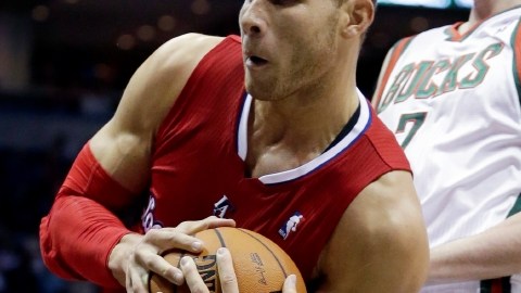 Griffin asegura la pelota y dejar atrás a Ilyasova, de los Bucks.