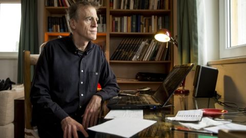 Richard Zenith en su casa  en Aljezur, Portugal, luego de recibir ayer la noticia.